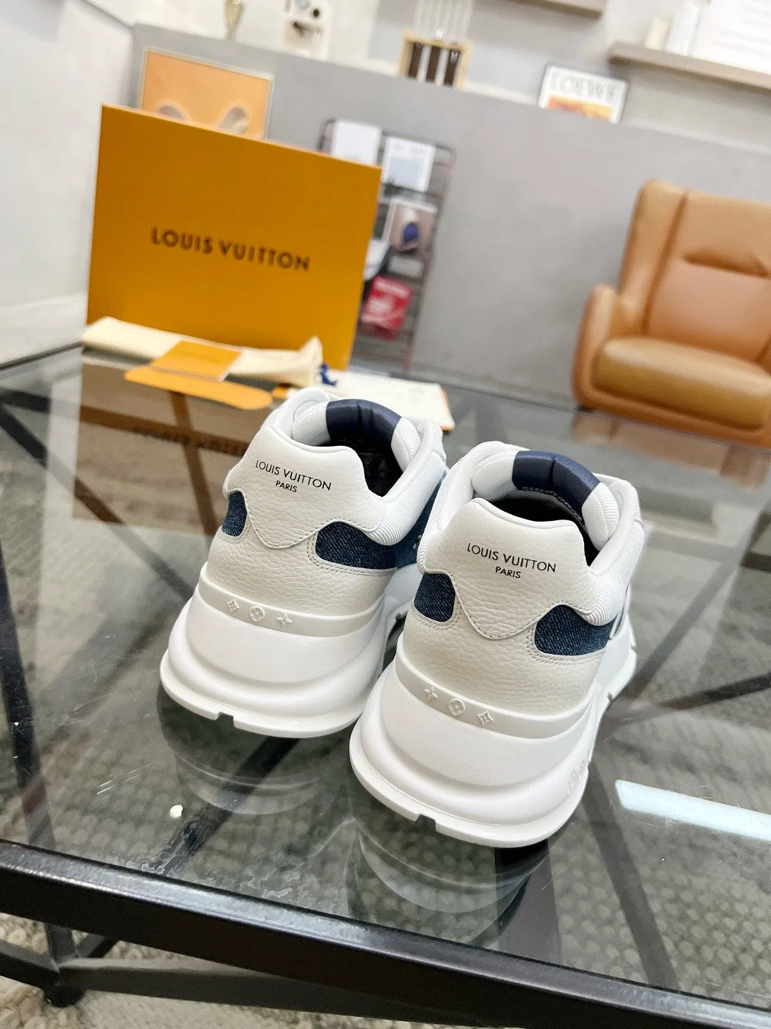 Factory price: 460💰LV🔍Top purchasing agent🇮🇹 Road 炸街男神爆款运动板鞋专柜同步，鞋面意大利进口牛皮搭配布面料，高品质拼接复杂工艺，进口透气网布内里垫，鞋底：原厂特供原版底，T男装男鞋💰U独家活动成型底超级舒适，原厂跟单货，🔍🔍高品质，可随意进出专柜，欢迎对比。 Code number 38-44, (45 customized)